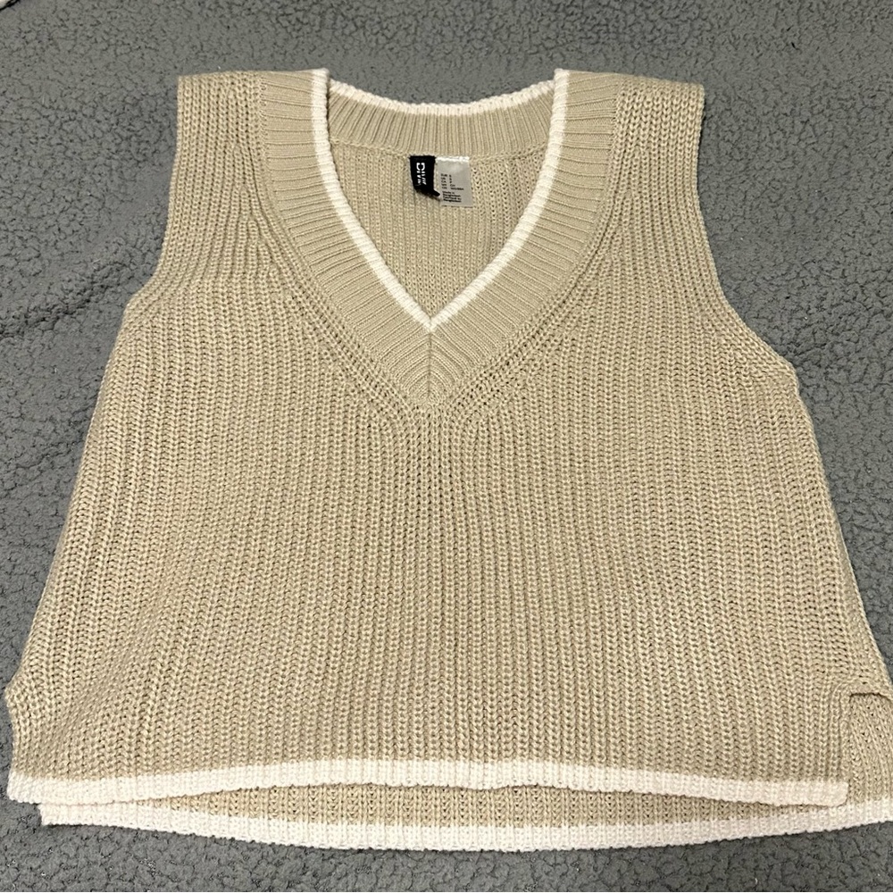 NWOT H&M Women’s Sleeveless Sweater Vest (S)